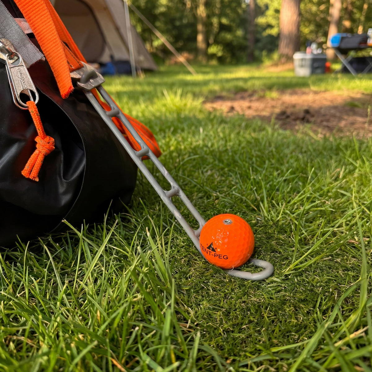 Orangene TENT-PEGs am Zelt